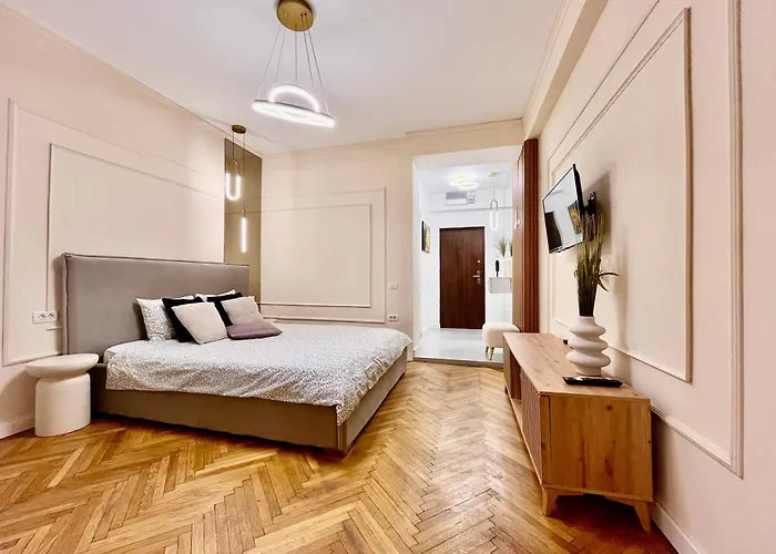 Nomad Instastudio Near Bucharest Old Town